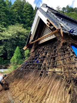 Restauration d’une toiture en chaume (kaya-buki), Kyōto, Keihoku, octobre-novembre 2023. Cliché ©Atelier 2m26.