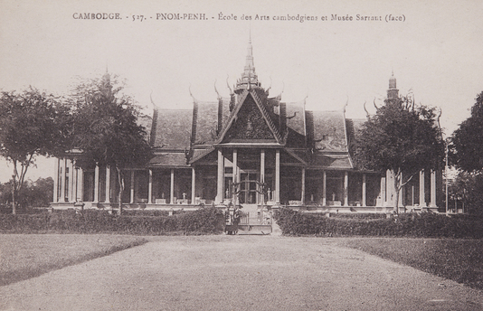 Carte postale "Cambodge - 527 - Pnom-Penh - École des Arts cambodgiens et Musée Sarraut (face)" (légende originale) (EFEO_VANM00081).