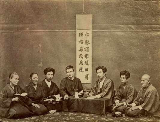 Le Père Aimé Villion entouré de catholiques japonais, vers 1890 (Vicariat du Japon central) (Institut de recherche France-Asie).