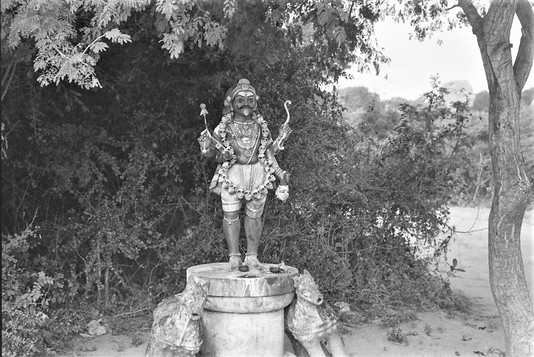 Divinité gardienne villageoise (kaval deivam). Le dieu a une allure courroucée, porte une guirlande de crânes et ses mains tiennent un flèche, un arc et une tête tranchée, 1999