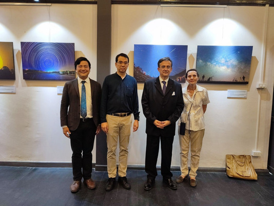 S. E. Thierry Mathou, précédent ambassadeur de France en Thaïlande, et son épouse, avec le Dr Saran, directeur exécutif du NARIT, et le Dr Wiphu, directeur adjoint du NARIT, lors de l'inauguration de l’exposition du NARIT et de l’alliance française de Chiang Mai le 7 juillet 2023.