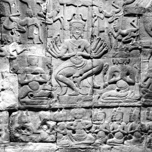 Shiva dansant à dix bras, bas-relief, 2e étage, galerie nord (partie ouest), temple Bayon, XIIe s., Siem Reap, Cambodge, (EFEO_CAM06951-2, août 1965).