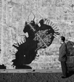 Kenzo Tange devant son "Plan de Tokyo 1960"