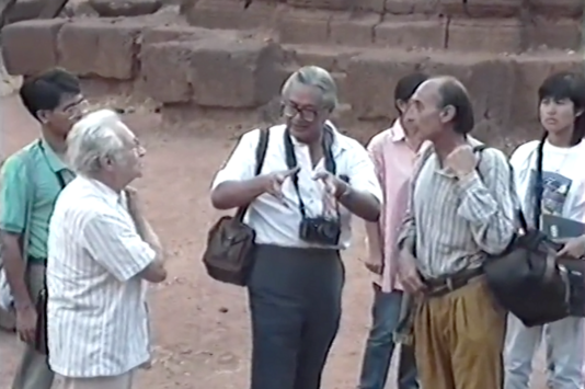 Visite au Prasat Muang Tam en Isan en 1990 avec Jean Boisselier, Subhadradis Diskul et Pierre Pichard (photo C. Pottier).