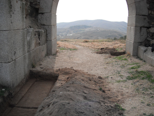 Voie dallée de la porte Nulli en cours de dégagement, muraille Parŏch'am (Muraille extérieure), forteresse de Kaesong, 22 avril 2019 © MAK/EFEO/NAPCH