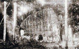 Le site de Batu Pahat (Kalimantan Ouest) à la fn du XIXe siècle (photo Oudheidkundige Dienst 3895)