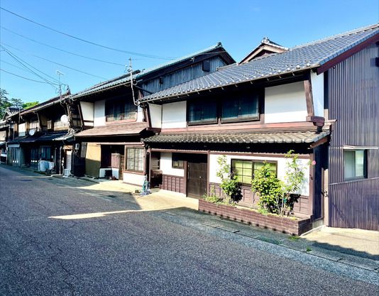 Group of traditional houses (machiya) on the pilgrimage path (sandō) leading to the Mikuni shrine (Fukui prefecture) (@Benoît Jacquet, 2 May 2024).