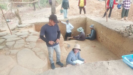 Nong Vienne archaeological excavation mission - Ms Toy Kasermsim (archaeological trainee) and Mr Khammanxong Tongnamavong (excavation technician) - February 2024 (© CHAMPA project).